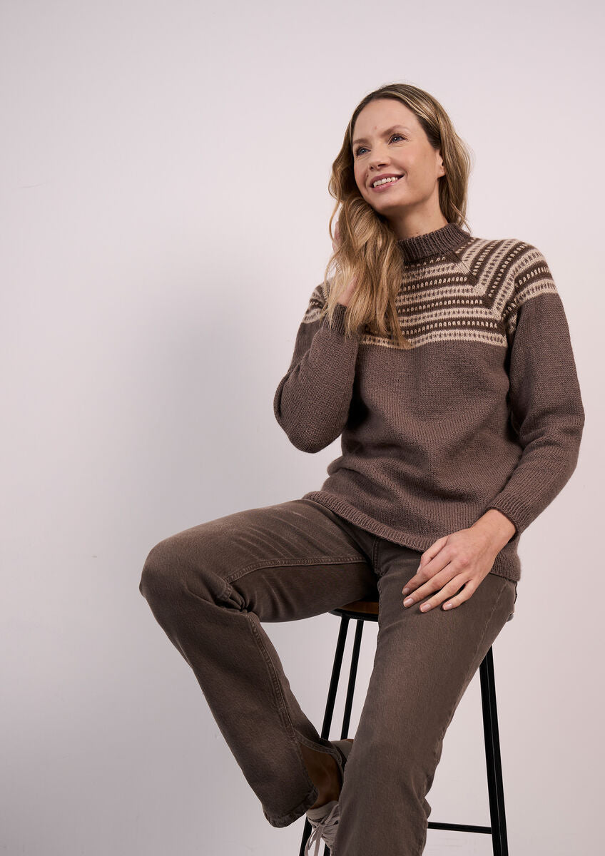 MODE at ROWAN Rhodes Damen Strickanleitung für einen Fair-Isle-Pullover aus Alpaka Wolle mit hohem Kragen und figurbetonter Passform