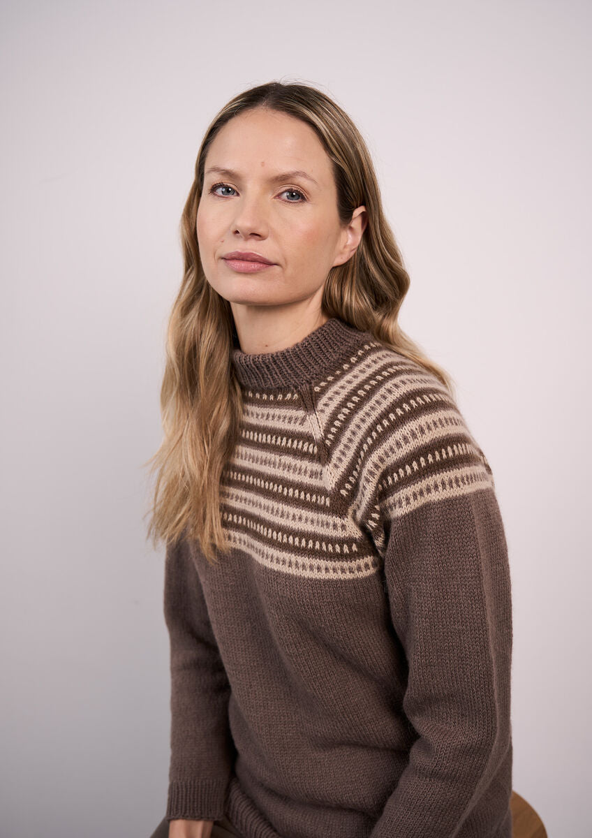 MODE at ROWAN Rhodes Damen Strickanleitung für einen Top-down-Pullover aus Alpaca Wool mit hohem Kragen und nordischem Muster