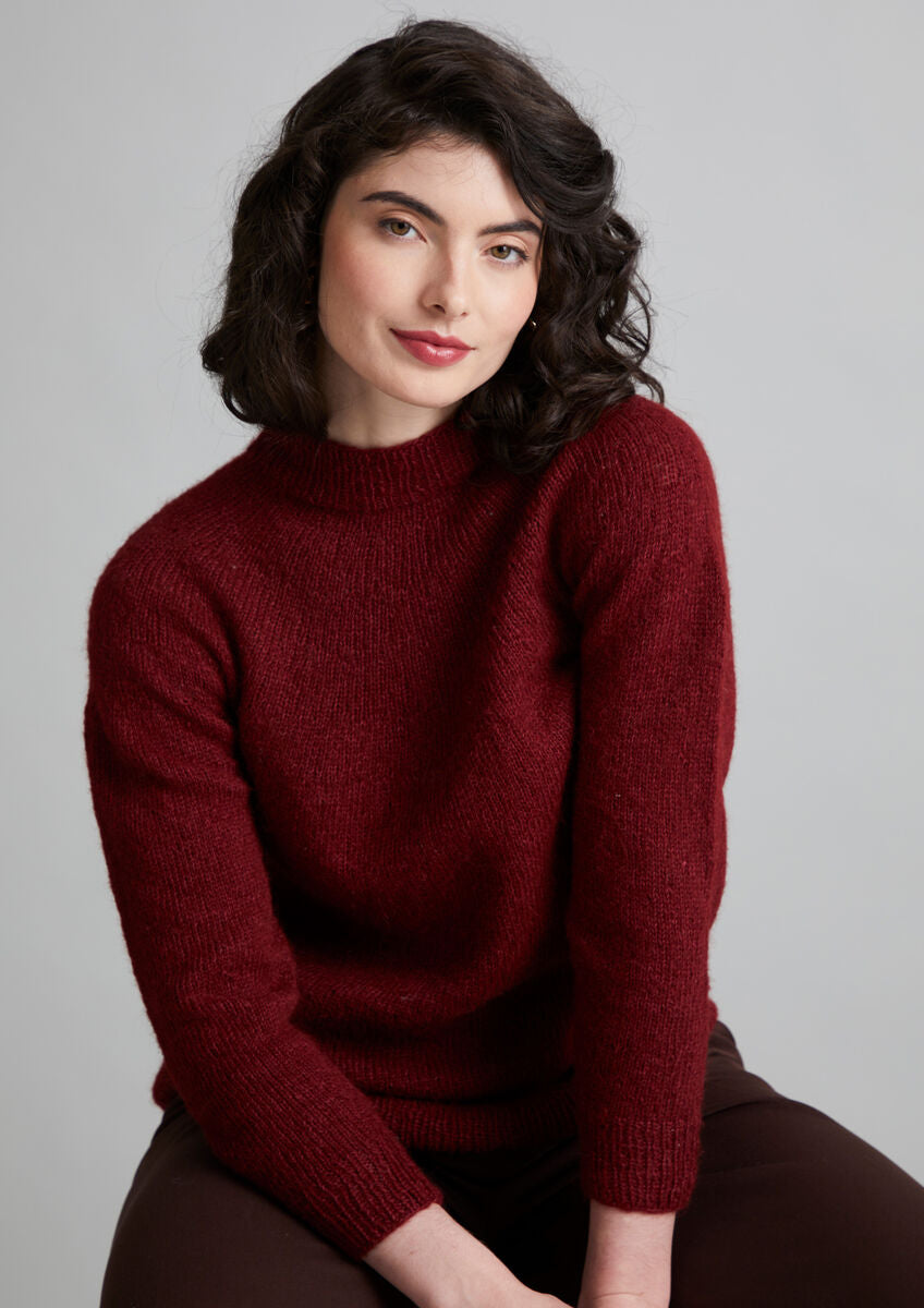 MODE at ROWAN Senna Damen Strickanleitung für einen eleganten Pullover aus Alpaca Cotton im satten Dahlienton