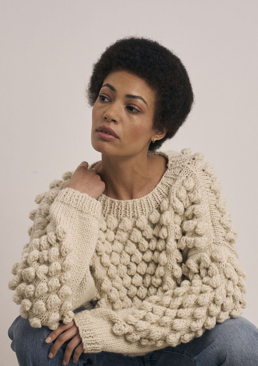 Strickanleitung für den Damenpullover Sheringham von MODE at ROWAN, kuscheliger Strickpullover aus Chunky Wolle mit dekorativem Noppenmuster