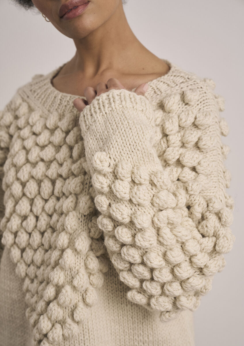 Damen Strickanleitung MODE at ROWAN Sheringham für einen warmen Oversize Pullover aus Chunky Wool mit Rundhals und V-förmig angeordneten Noppen