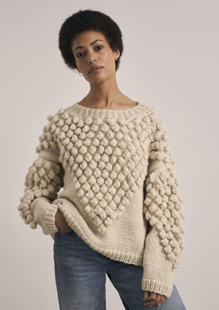 Strickanleitung für MODE at ROWAN Sheringham, weicher Damen Strickpullover aus Chunky Wool mit lockerer Passform und verspieltem Noppenmuster