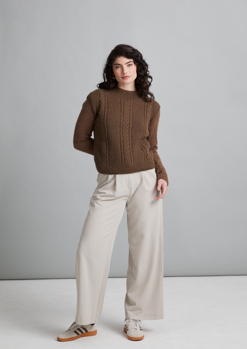 Sylvie Damen Strickanleitung von MODE at ROWAN für einen figurbetonten Strickpullunder aus Alpaka Wolle mit geripptem Saum und modernem Zopfmuster