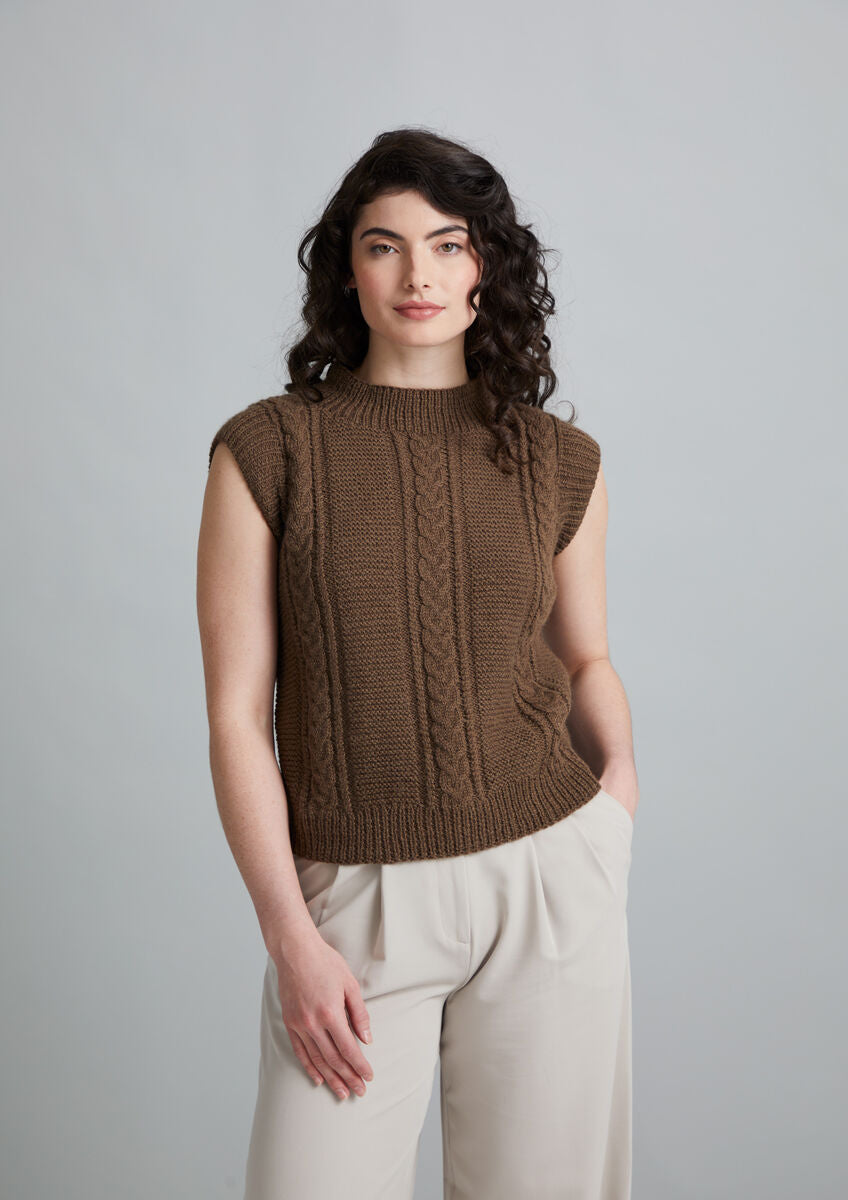 Sylvie Strickanleitung von MODE at ROWAN für einen figurbetonten Pullunder aus Alpaka Wolle mit Flügelärmeln