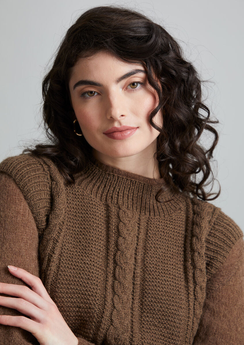 MODE at ROWAN Sylvie Damen Strickanleitung für einen modernen Pullunder aus Alpaca Wool mit Rippenbund und Zopfmuster
