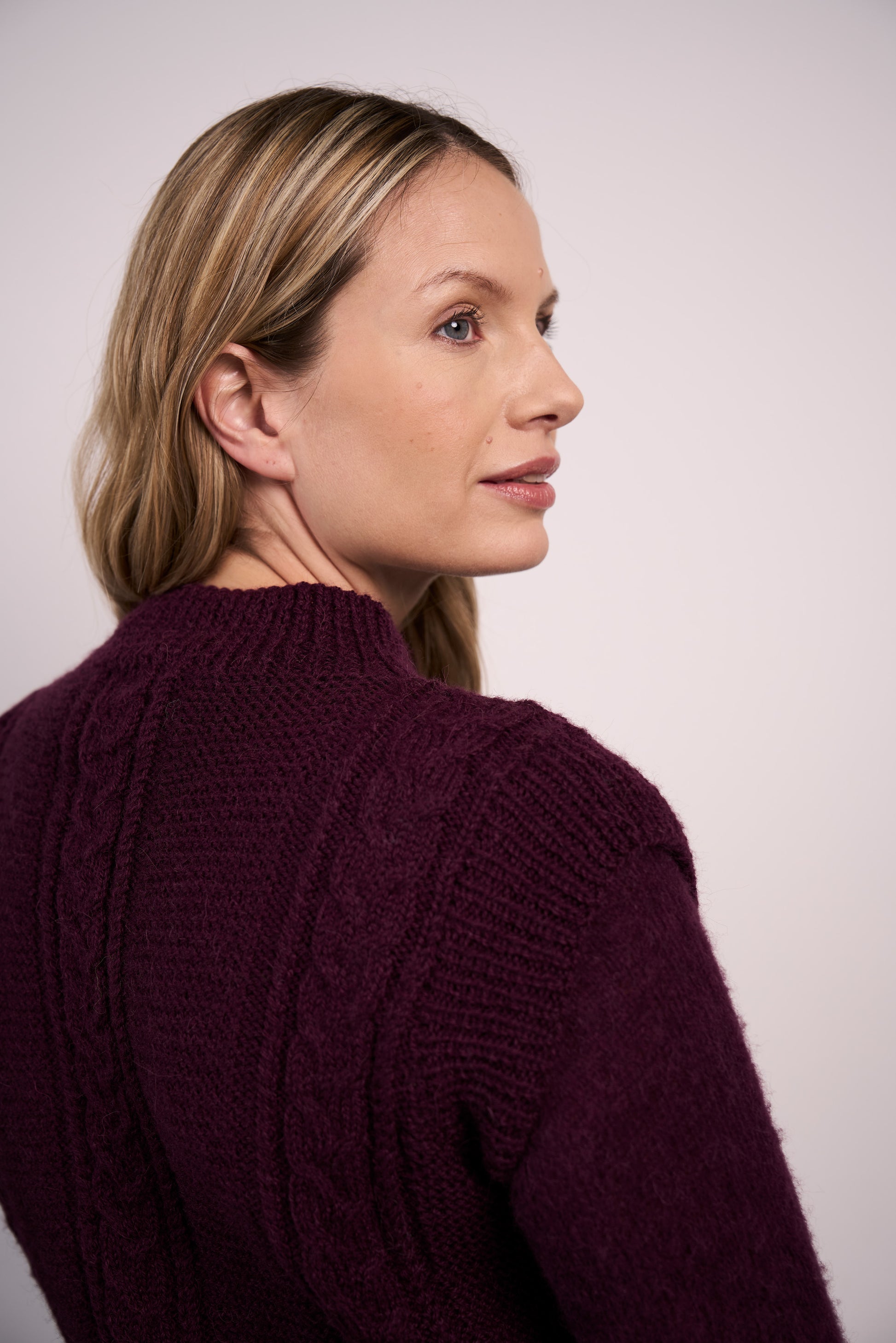 Sylvie Strickanleitung für einen vielseitigen Damen Pullunder von MODE at ROWAN mit Rundhals, Flügelärmeln und strukturierter Passform