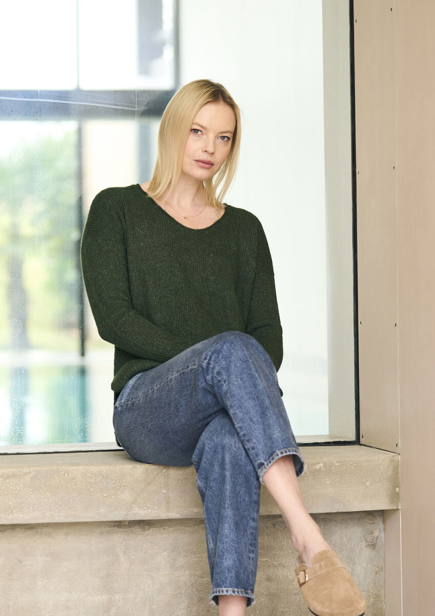 Titchwell Strickanleitung von MODE at ROWAN für einen weichen Strickpullover aus Alpaka und Baumwolle mit seitlichen Schlitzen
