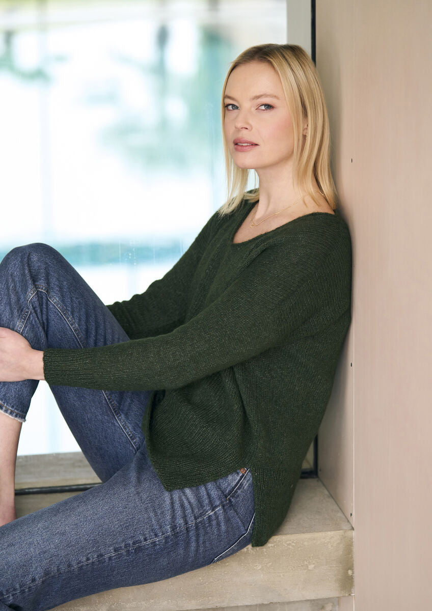 Titchwell Strickanleitung für einen lässigen Damenpullover von MODE at ROWAN mit Rundhals und glattem Maschenbild