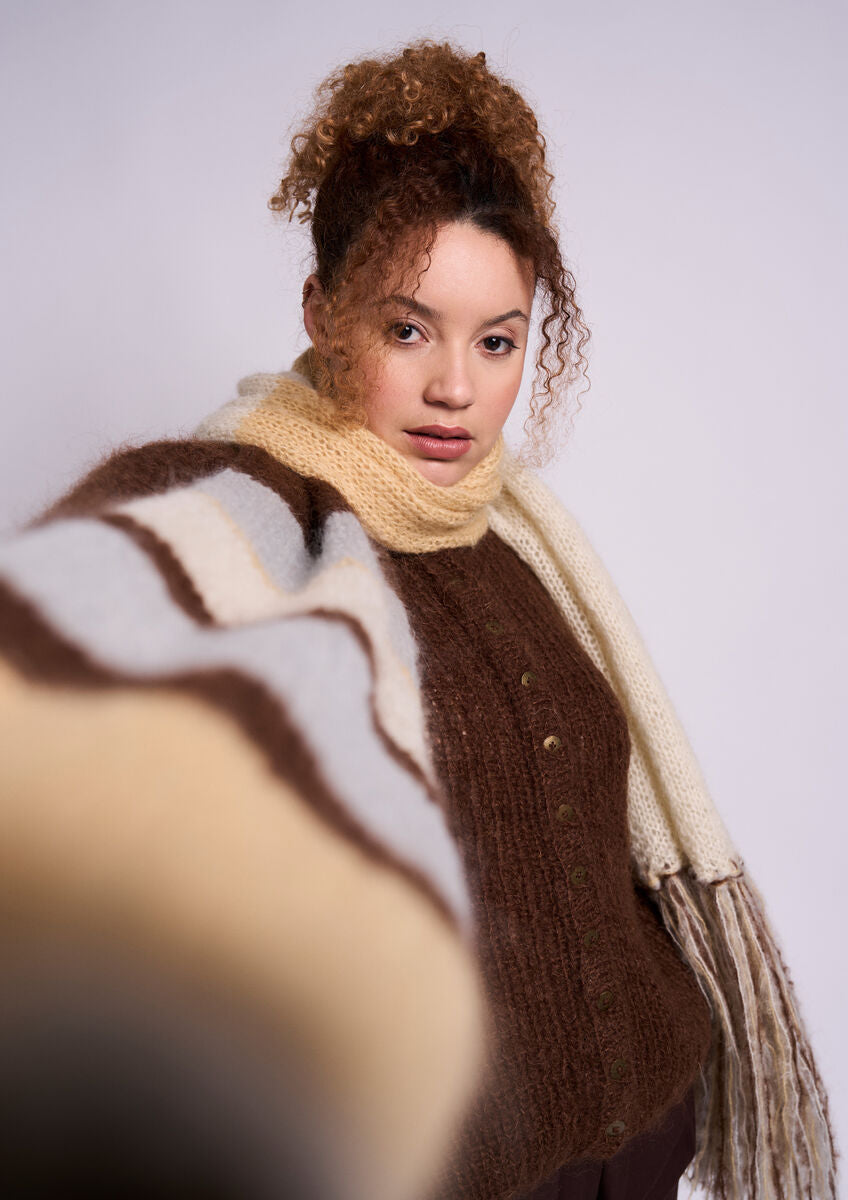 Tuscan Strickanleitung von MODE at ROWAN für einen weichen Mohair Schal mit breiten Farbstreifen und langen Fransen