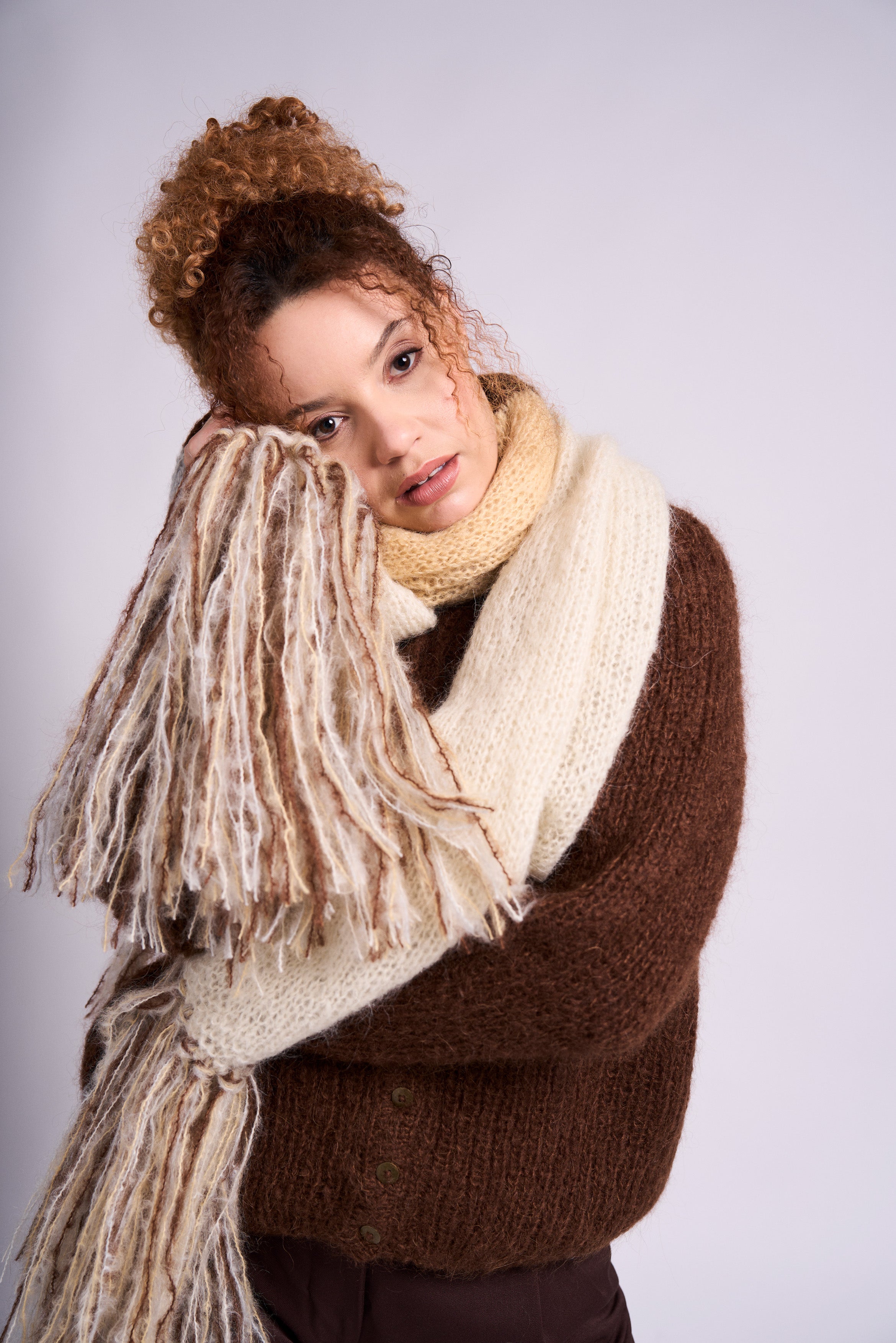 Tuscan Strickanleitung für einen langen Schal von MODE at ROWAN aus weichem Mohairgarn mit dekorativen Fransen