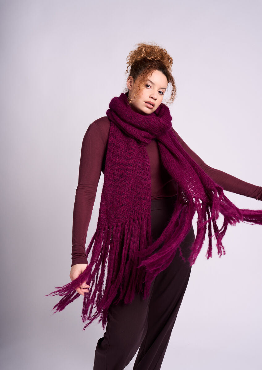Tuscan Strickanleitung von MODE at ROWAN für einen modernen Mohair-Schal mit Colourblock-Muster und bewegten Fransen