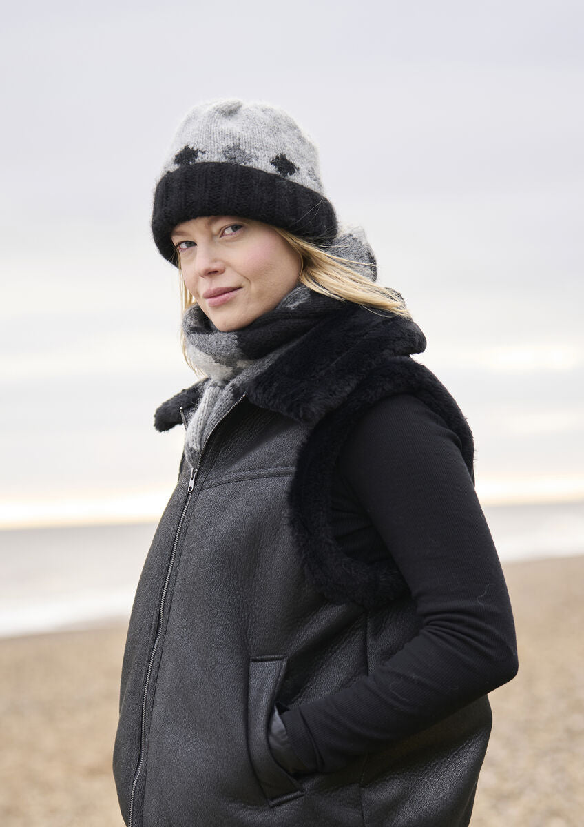 MODE at ROWAN Wave Damen Strickanleitung für ein Schal- und Mützenset aus Softest Alpaca mit moderner Farbgestaltung