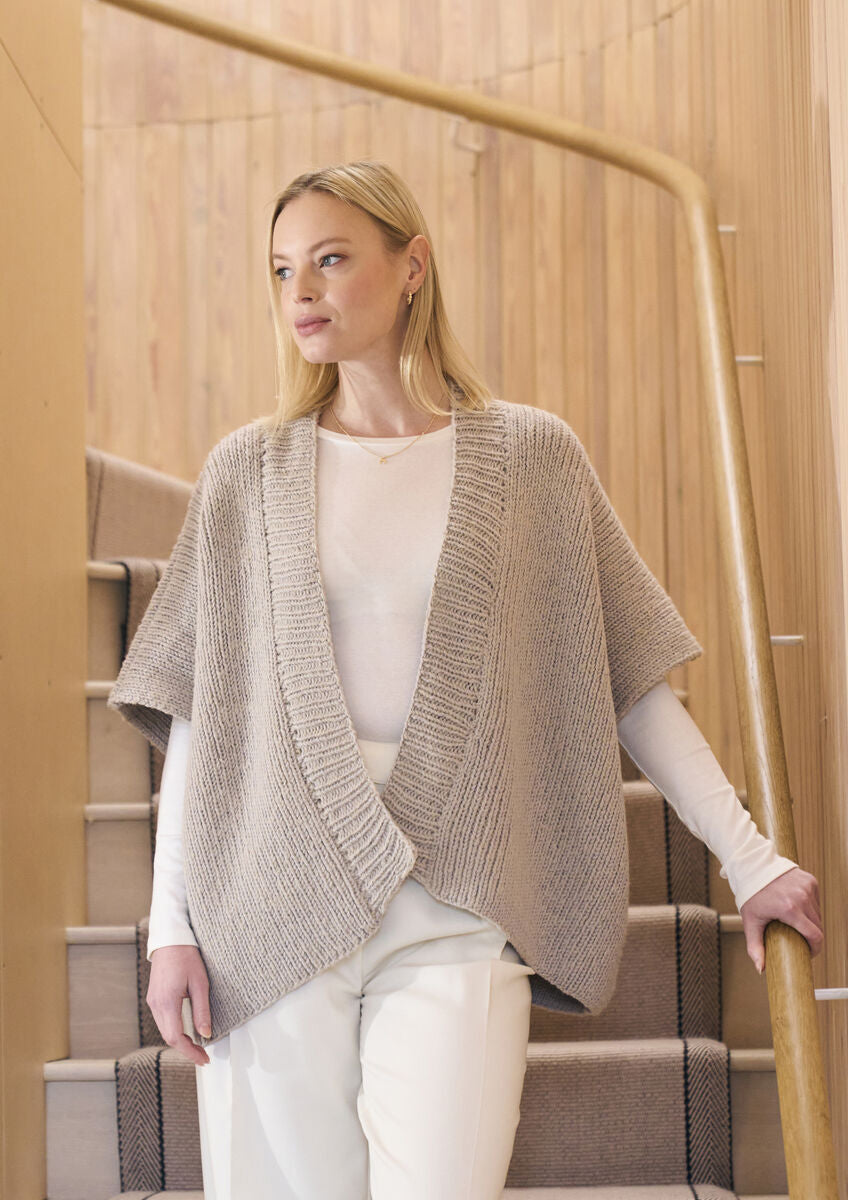 Winterton Strickanleitung von MODE at ROWAN für eine kuschelige Strickjacke aus Merino Soft und Alpaca Haze mit seitlichen Schlitzen