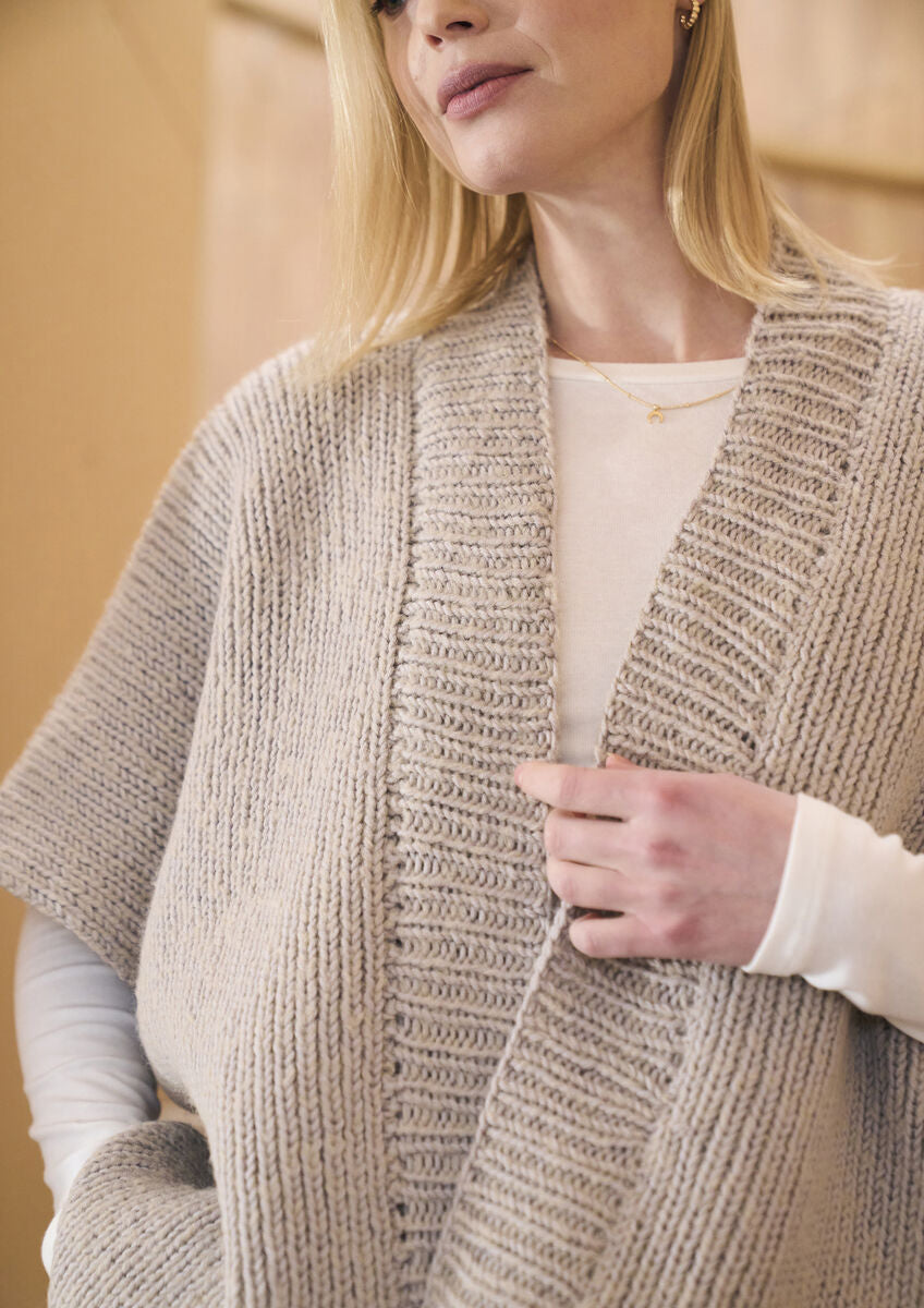 MODE at ROWAN Winterton Damen Strickanleitung für einen modernen Cardigan mit Rippenmuster aus Merinowolle und Alpaka